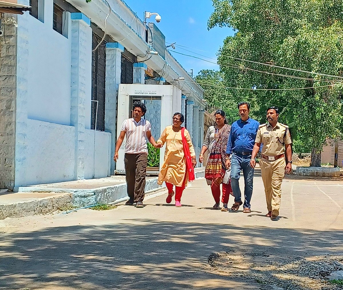 ಬಳ್ಳಾರಿ: ದರ್ಶನ್ ಭೇಟಿಯಾದ ತಾಯಿ, ಅಕ್ಕ 