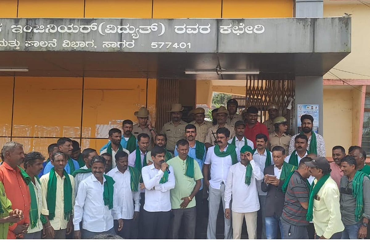 ಸಾಗರ: ರೈತರ ಮೇಲೆ ಮೆಸ್ಕಾಂ ಸಿಬ್ಬಂದಿ ದರ್ಪ ಖಂಡಿಸಿ ಪ್ರತಿಭಟನೆ