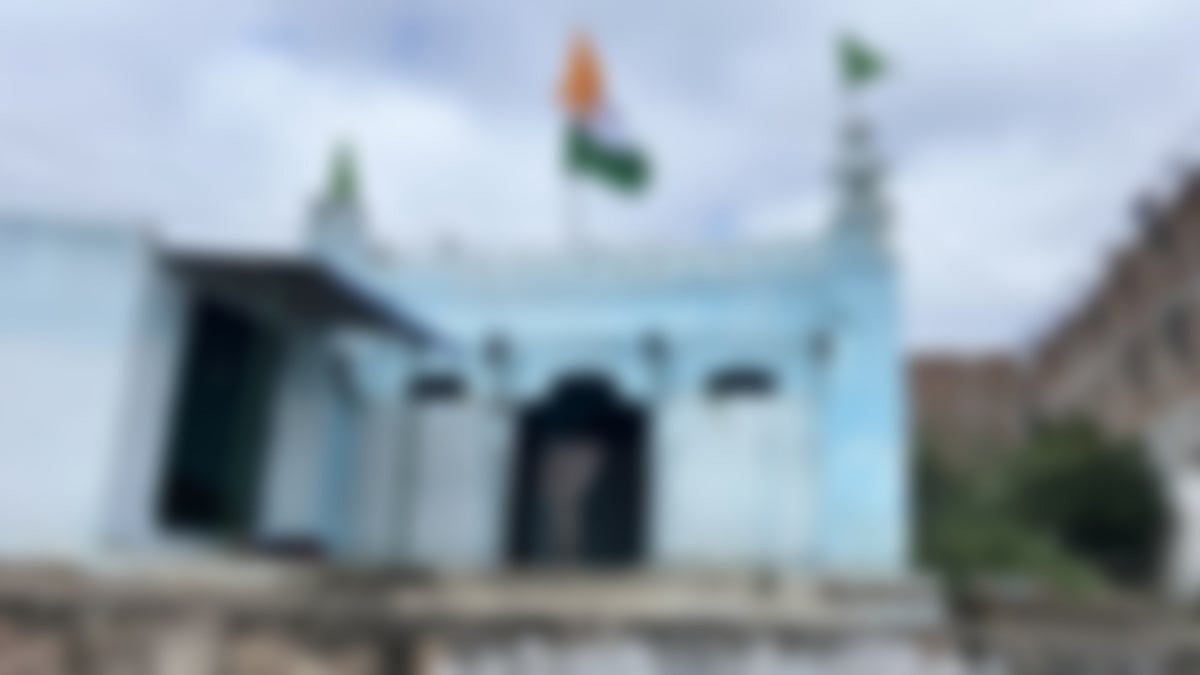 ಕೊಪ್ಪಳ | ದರ್ಗಾ ಮೇಲೆ ಅರೇಬಿಕ್ ಅಕ್ಷರಗಳುಳ್ಳ ರಾಷ್ಟ್ರಧ್ವಜ ಹಾರಾಟ; ಎಫ್‌ಐಆರ್‌