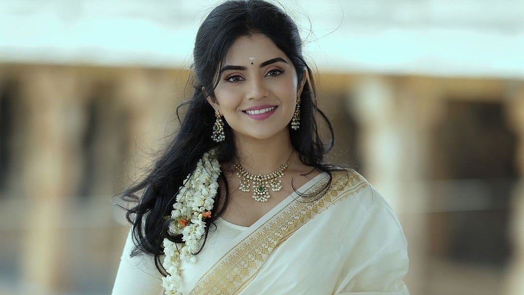 ಬಿಳಿ ಸೀರೆಯುಟ್ಟು, ಮಲ್ಲಿಗೆ ಹೂವುಮುಡಿದು ನೋಡುಗರ ಕಣ್ಮನ ಸೆಳೆದ ನಟಿ ಮೇಘಾ ಶೆಟ್ಟಿ