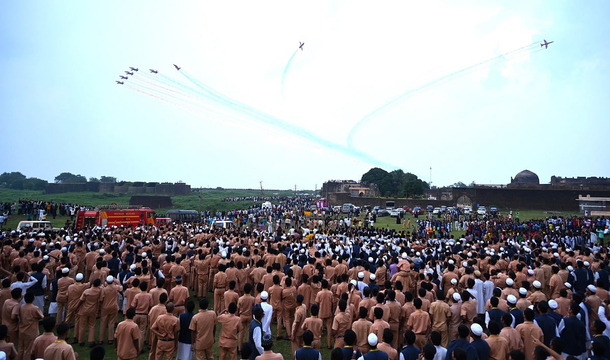 ಬೀದರ್‌: ಮನಸೂರೆಗೊಳಿಸಿದ ಒಂಬತ್ತು ಸೂರ್ಯಕಿರಣ ವಿಮಾನಗಳ ವೈಮಾನಿಕ ಪ್ರದರ್ಶನ