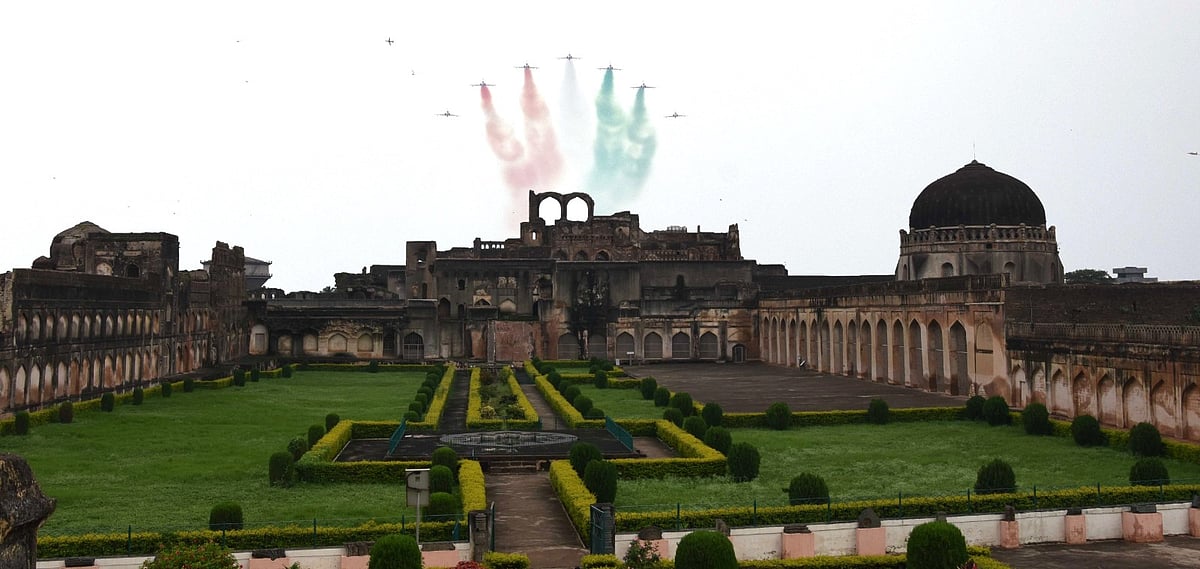 PHOTOS | ಬೀದರ್‌: ಸೂರ್ಯಕಿರಣ ವಿಮಾನಗಳ ಮೈನವಿರೇಳಿಸುವ ಕಸರತ್ತು