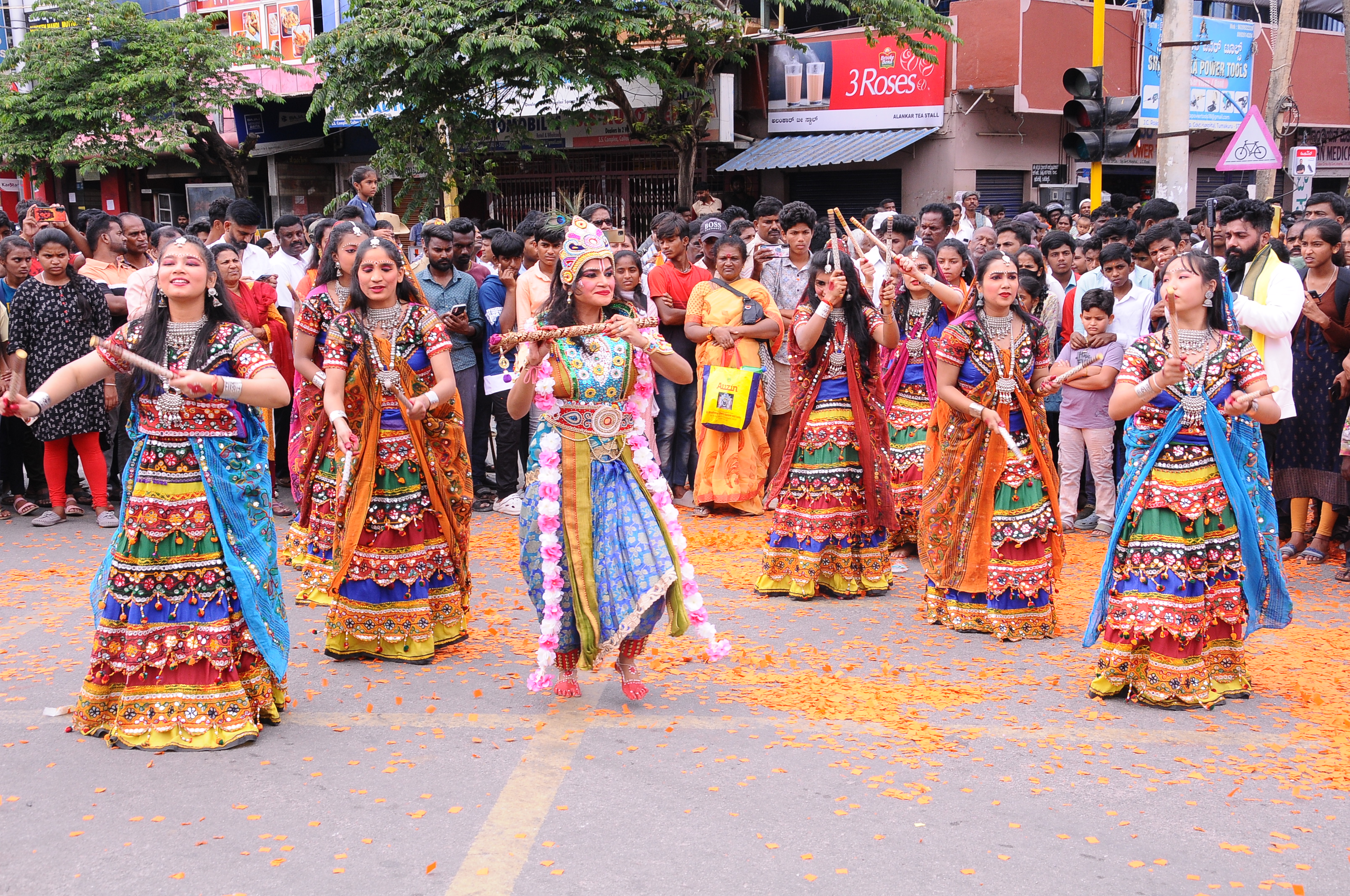 ಮಹಾಗಣಪತಿ ವಿಸರ್ಜನಾ ಮೆರವಣಿಗೆಯಲ್ಲಿ ಗಮನ ಸೆಳೆದ ಕೋಲಾಟ ಪ್ರದರ್ಶನ