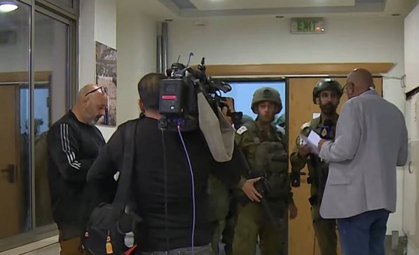 ವೆಸ್ಟ್ ಬ್ಯಾಂಕ್‌ನ ಅಲ್ ಜಜೀರಾ ಬ್ಯೂರೊ ಮೇಲೆ ದಾಳಿ ನಡೆಸಿದ ಇಸ್ರೇಲಿ ಪಡೆಗಳು