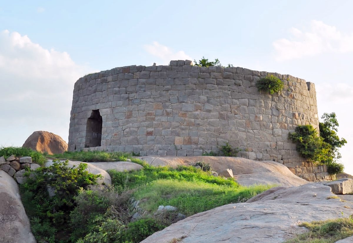 ಮಾನ್ವಿ: ಕಲ್ಯಾಣ ಚಾಲುಕ್ಯರ ಕಾಲದ ಕಲ್ಲಿನ ಕೋಟೆ ಕಡೆಗಣನೆ