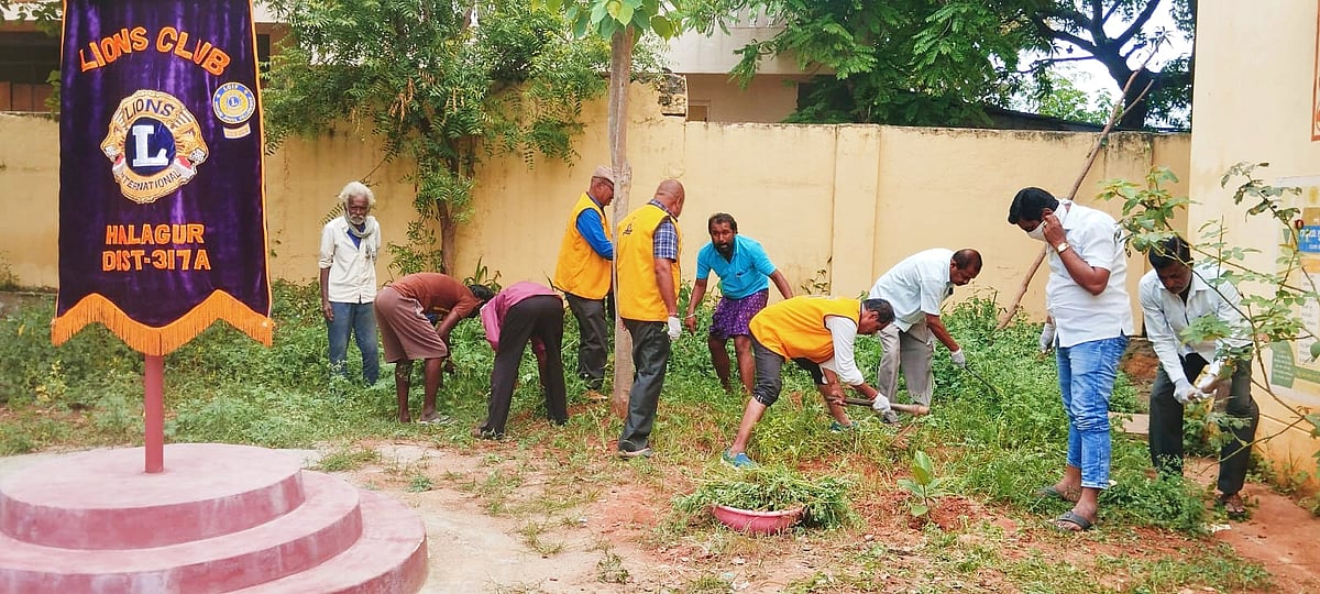 ಹಲಗೂರು: ಲಯನ್ಸ್ ಸದಸ್ಯರಿಂದ ಆಸ್ಪತ್ರೆ ಆವರಣದಲ್ಲಿ ಶ್ರಮದಾನ