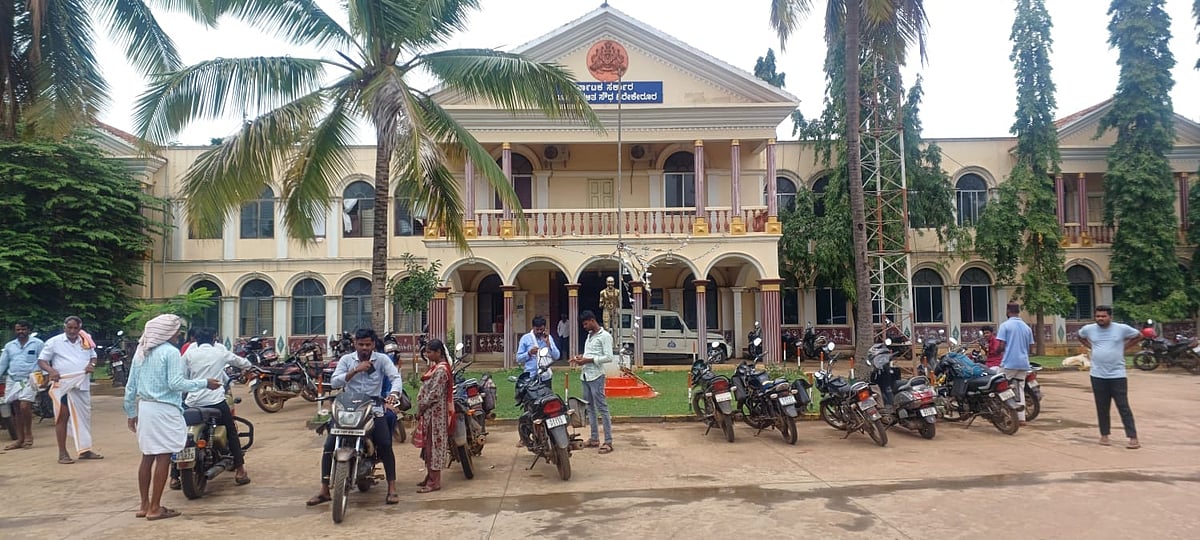ಹಿರೇಕೆರೂರು | ಸೌಕರ್ಯ ವಂಚಿತ ತಾಲ್ಲೂಕು ಕಚೇರಿ; ಕುಡಿಯುವ ನೀರು, ಶೌಚಾಲಯ ಕೊರತೆ
