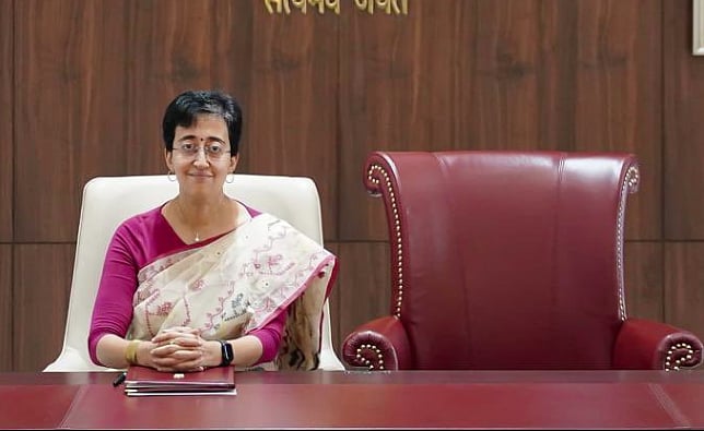 ಕೇಜ್ರಿವಾಲ್‌ ಕುರ್ಚಿಯಲ್ಲಿ ಕೂರದ ಆತಿಶಿ!