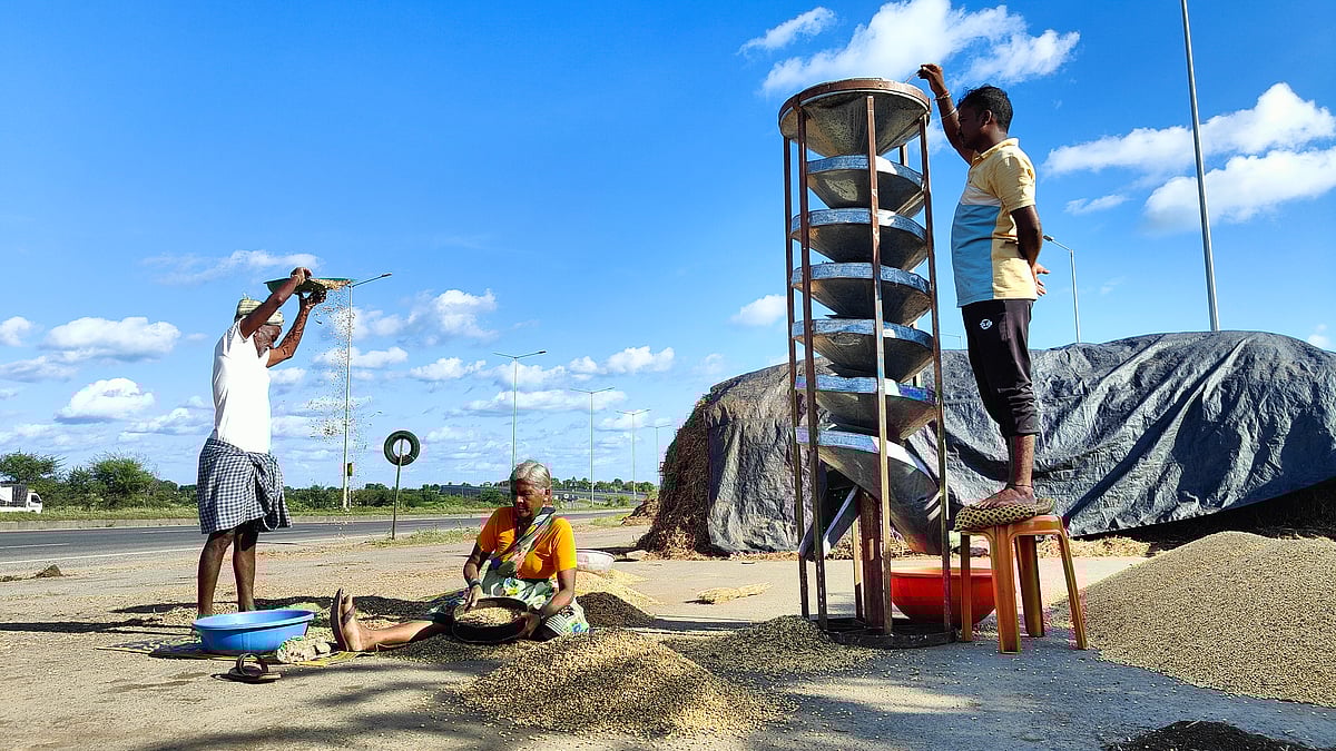 ಹಾವೇರಿ | ಹೆದ್ದಾರಿಯೇ ಕಣ: ಬೀದಿಗೆ ಬಂದ ಕೃಷಿ ಫಸಲು