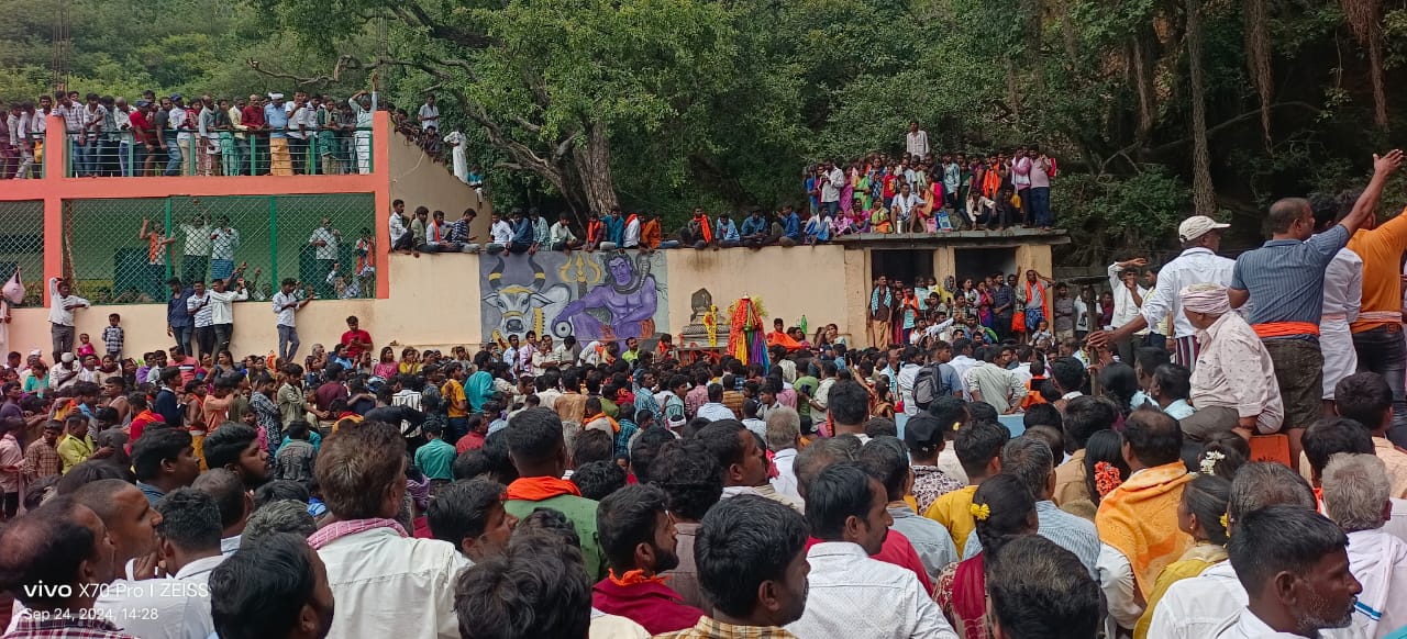 ಹೊಸದುರ್ಗದ ದಶರಥರಾಮೇಶ್ವರದಲ್ಲಿ ಸೇರಿರುವ ಅಪಾರ ಜನಸ್ತೋಮ