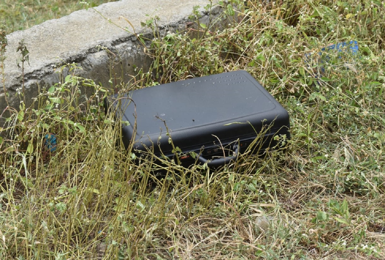 ಅನುಮಾನಾಸ್ಪದ ಸೂಟ್‌ಕೇಸ್‌