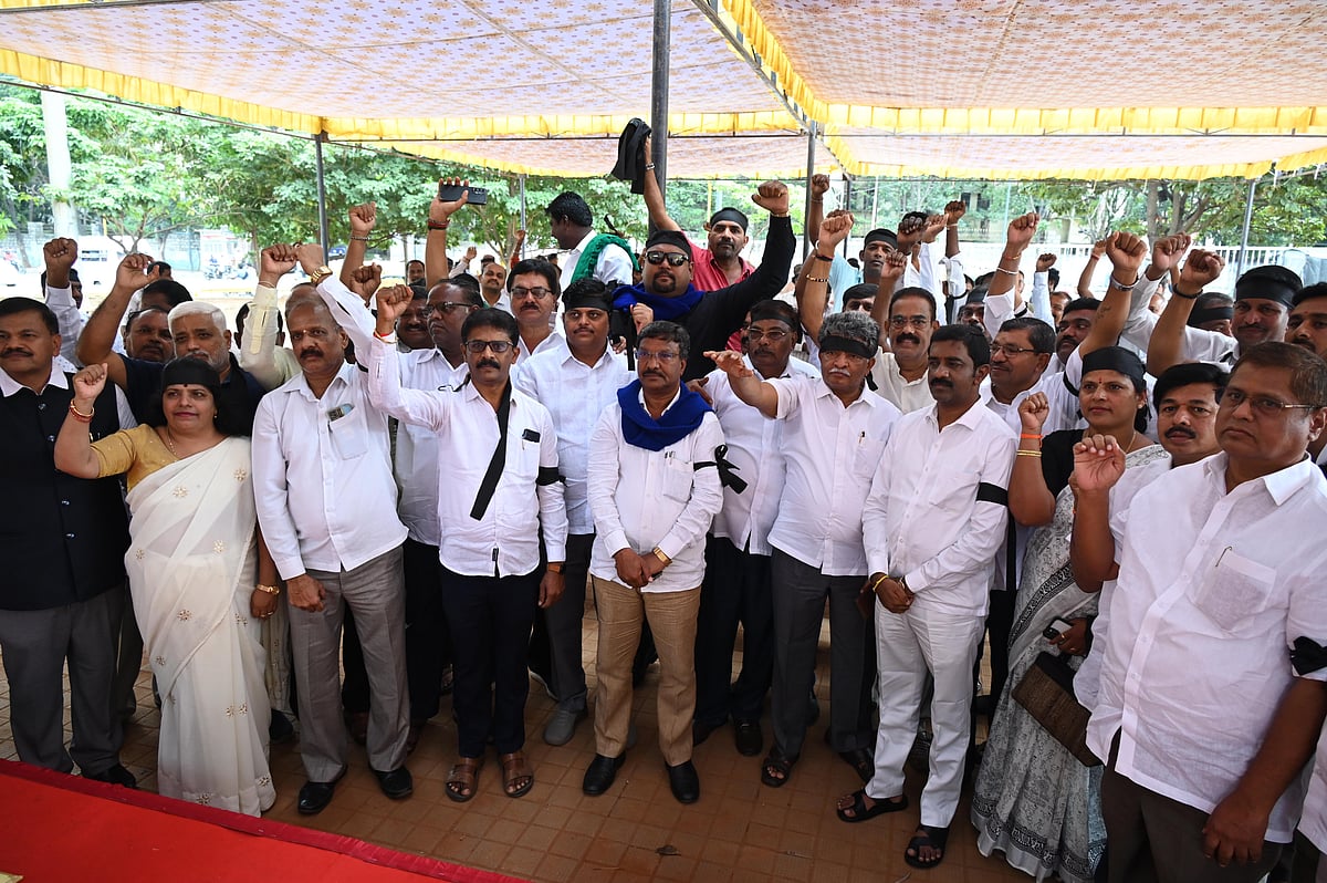 ಬೆಂಗಳೂರು: ಸಿದ್ದರಾಮಯ್ಯ ಪರ ಶೋಷಿತ ಸಮುದಾಯಗಳ ಮಹಾ ಒಕ್ಕೂಟ ಮೌನ ಪ್ರತಿಭಟನೆ