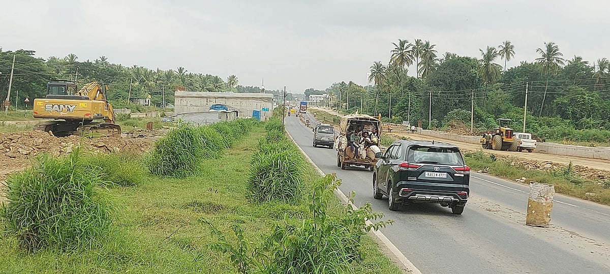 ಶಿಗ್ಗಾವಿ | ಮೇಲ್ಸೇತುವೆ ಕಾಮಗಾರಿ ವಿಳಂಬ: ಜನರ ಪರದಾಟ