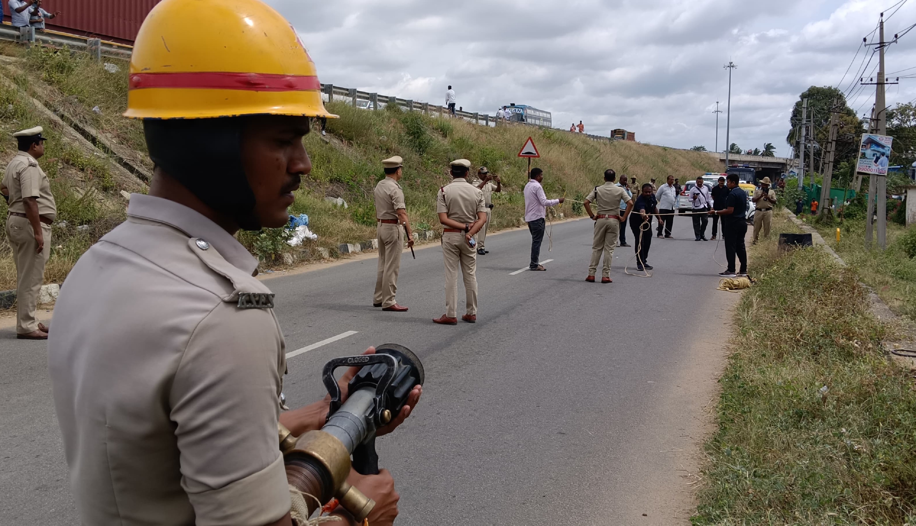ಅನಾಹುತ ತಪ್ಪಿಸಲೆಂದು ಸಿದ್ಧವಾಗಿ ನಿಂತಿದ್ದ ಅಗ್ನಿಶಾಮಕ ದಳದ ಸಿಬ್ಬಂದಿ