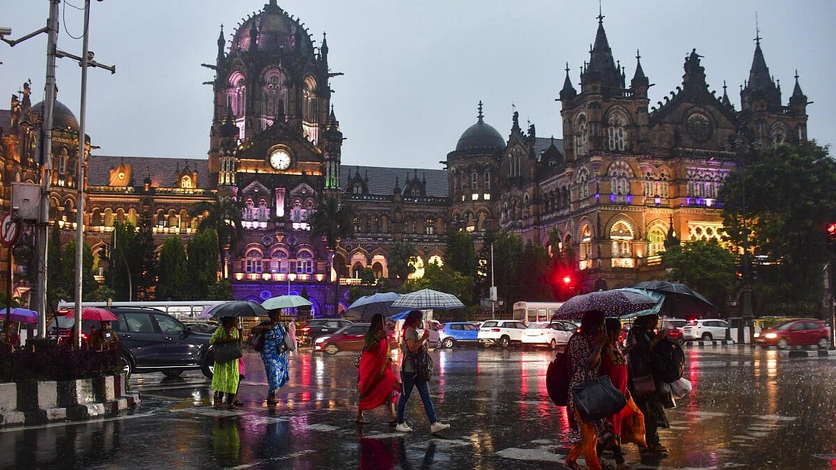 ಮುಂಬೈನಲ್ಲಿ ಮಹಾಮಳೆ: ರೆಡ್‌ ಅಲರ್ಟ್ ಘೋಷಣೆ; ಜನಜೀವನ ಅಸ್ತವ್ಯಸ್ತ