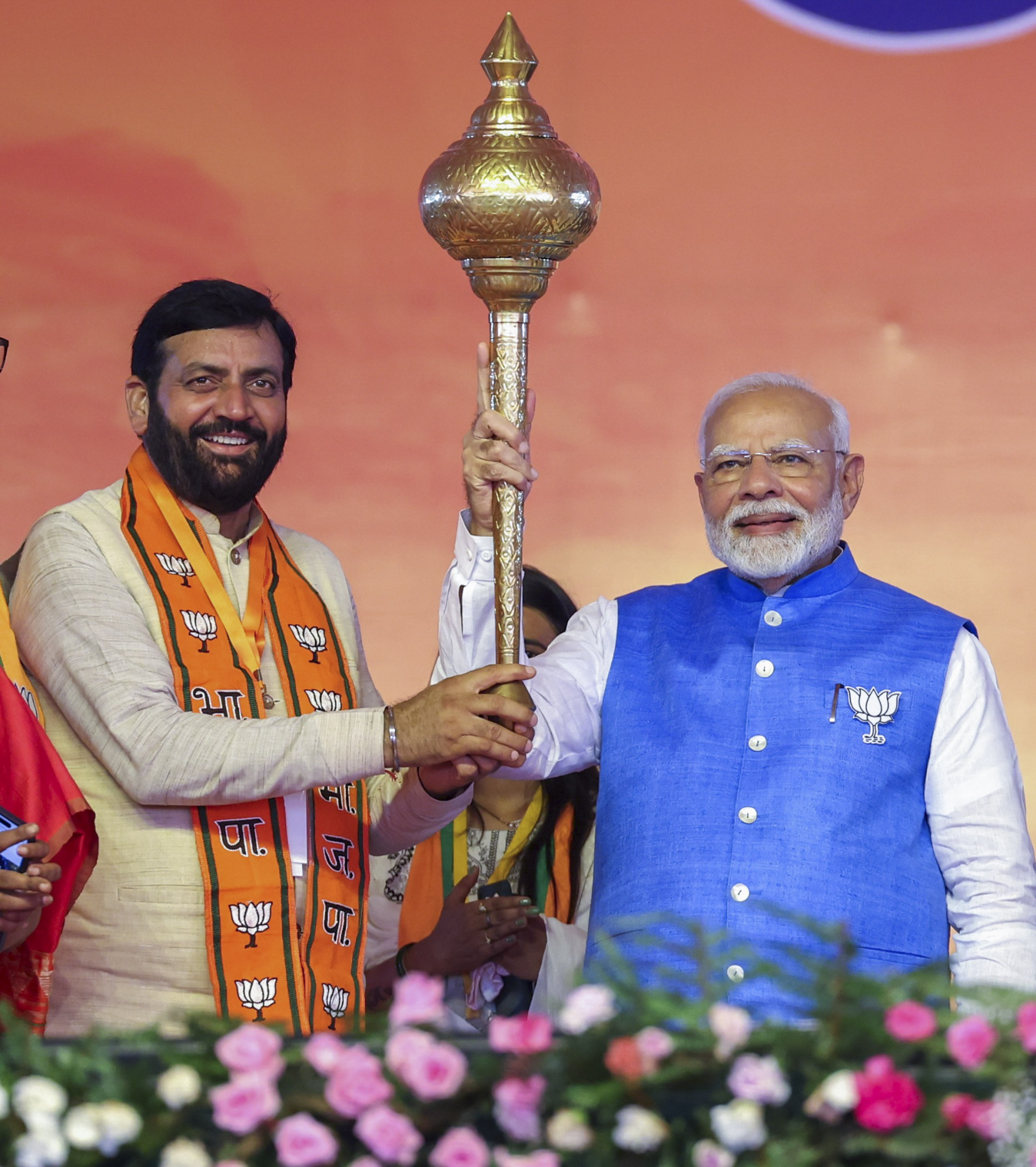 ಹರಿಯಾಣದ ಸೋನಿಪತ್‌ನಲ್ಲಿ ನಡೆದ ಚುನಾವಣಾ ರ್‍ಯಾಲಿಯಲ್ಲಿ ಪ್ರಧಾನಿ ನರೇಂದ್ರ ಮೋದಿ ಅವರು ಹರಿಯಾಣ ಮುಖ್ಯಮಂತ್ರಿ ನಯಾಬ್‌ ಸಿಂಗ್‌ ಸೈನಿ ಅವರು ಗದೆ ನೀಡಿ ಗೌರವಿಸಿದರು –ಪಿಟಿಐ ಚಿತ್ರ