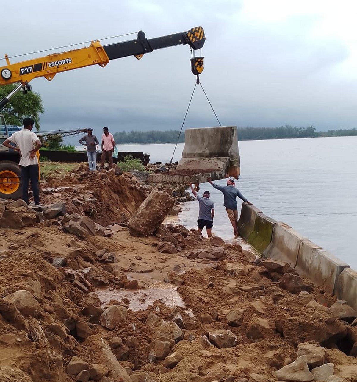 ಕಾಳಿನದಿ: ಬಾರ್ಜ್ ನಿಲುಗಡೆಗೆ ಹೊಸ ಜೆಟ್ಟಿ