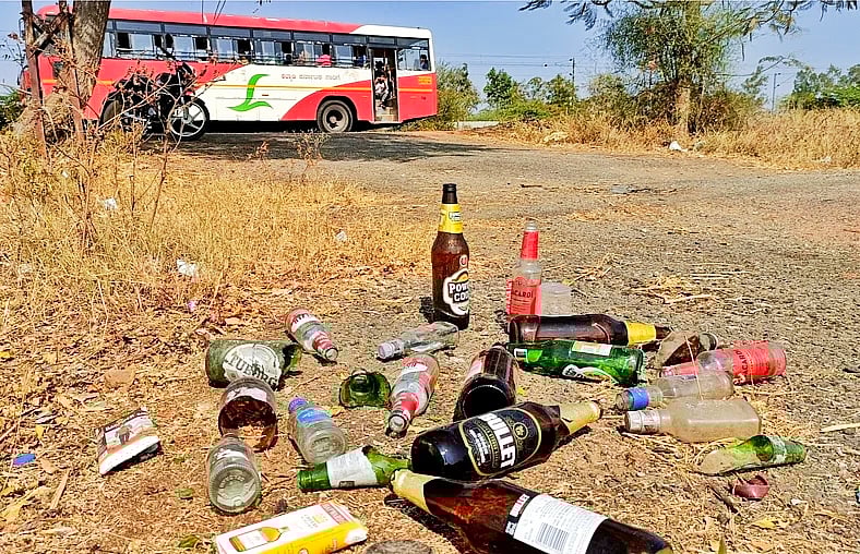 ಹುಲಸೂರ | ಸಾರ್ವಜನಿಕ ಸ್ಥಳಗಳಲ್ಲಿ ಮದ್ಯದ ಬಾಟಲಿ ಹಾವಳಿ; ಜನ, ಪ್ರಾಣಿಗಳಿಗೆ ಕಂಟಕ