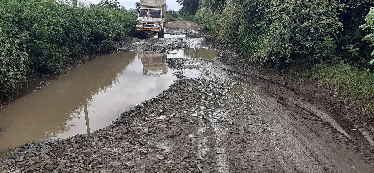 ಆಳಂದ: ಮಳೆಗೆ ಹದಗೆಟ್ಟ ರಸ್ತೆ, ವಾಹನ ಸಂಚಾರಕ್ಕೆ ಅಡ್ಡಿ