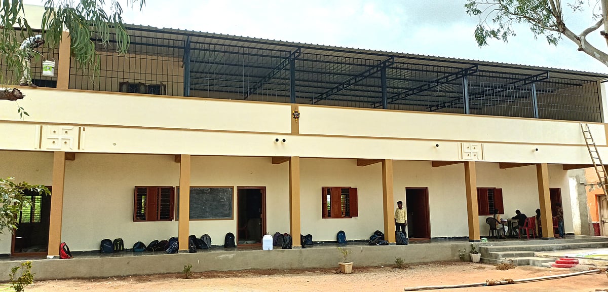 ನಾಯಕನಹಟ್ಟಿ: ಹಳೇ ವಿದ್ಯಾರ್ಥಿಗಳಿಂದ ಹೊಸ ಕೊಠಡಿ ಉಡುಗೊರೆ