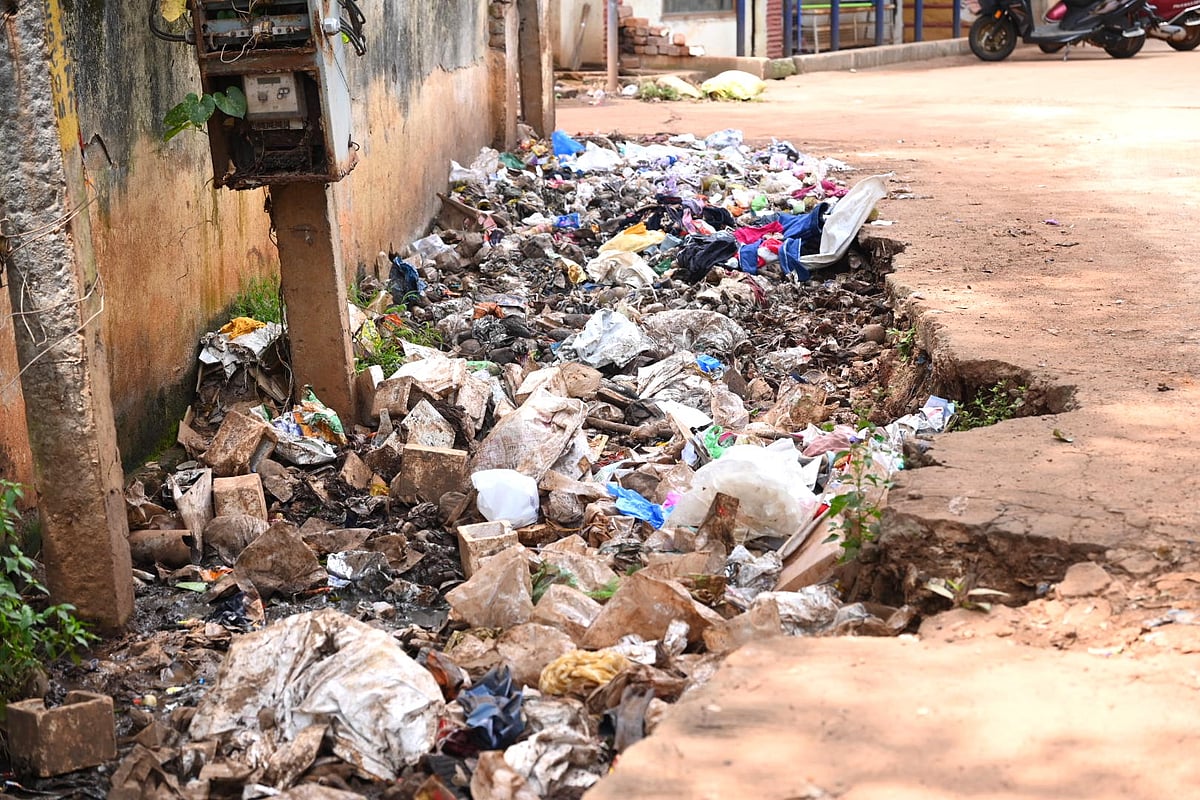 ಬೀದರ್‌: ಚರಂಡಿಗೆ ಹೂಳು, ರಸ್ತೆಗೆ ಹೊಲಸು