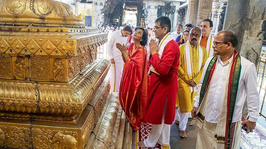 ತಿರುಮಲ ದೇವಸ್ಥಾನಕ್ಕೆ ಭೇಟಿ ನೀಡಿ ಪ್ರಾರ್ಥನೆ ಸಲ್ಲಿಸಿದ  CJI ಡಿ.ವೈ.ಚಂದ್ರಚೂಡ್‌