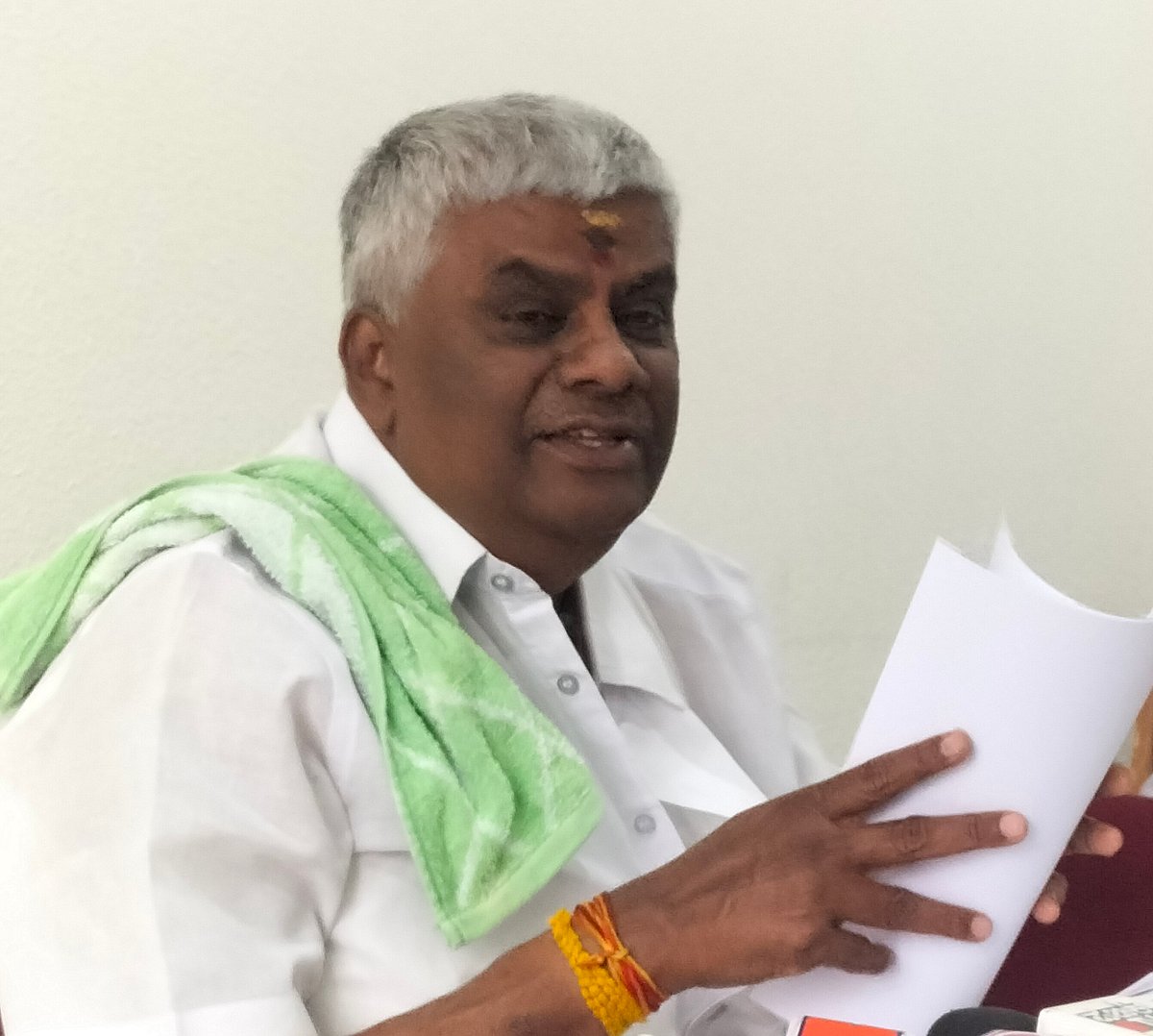 ರೈತರಿಗೆ ಪರಿಹಾರ ನೀಡಲು ಸರ್ಕಾರ ಮೀನಮೇಷ: ಶಾಸಕ ಎಚ್‌.ಡಿ.ರೇವಣ್ಣ