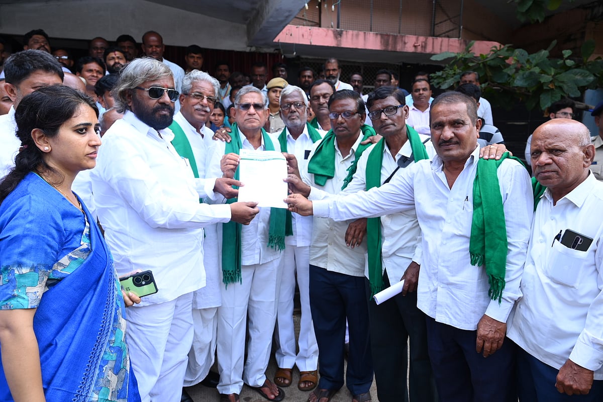 ಪ್ರತಿ ಟನ್‌ ಕಬ್ಬಿಗೆ ₹3 ಸಾವಿರ ನಿಗದಿಪಡಿಸಿ: ರೈತ ಸಂಘ ಆಗ್ರಹ