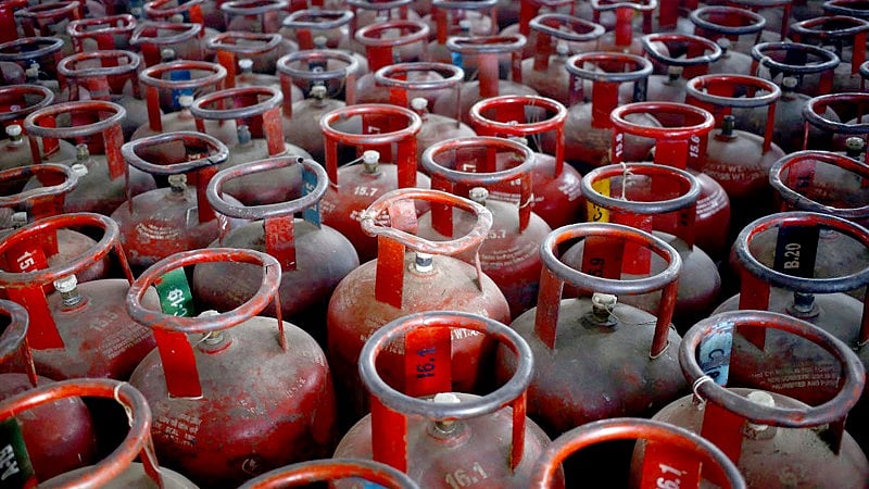 ಕೇಂದ್ರ ಬಜೆಟ್‌ ದಿನವೇ ವಾಣಿಜ್ಯ ಬಳಕೆ ಸಿಲಿಂಡರ್‌ ದರ ₹7ರಷ್ಟು ಇಳಿಕೆ