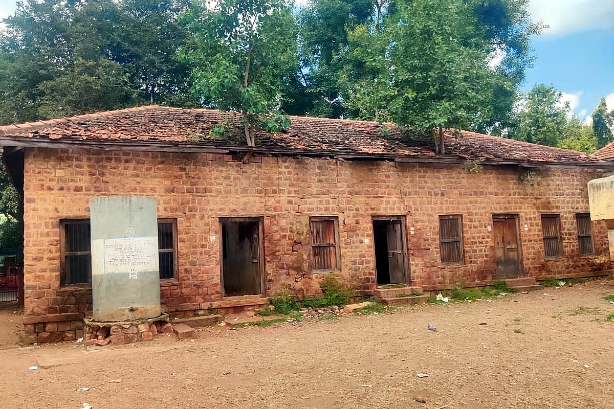 ಮೂಲ ಸೌಕರ್ಯಗಳ ಕೊರತೆ: ಬನಹಟ್ಟಿ ಪ್ರೌಢಶಾಲೆಗೆ ಬೇಕಿದೆ ಕಾಯಕಲ್ಪ