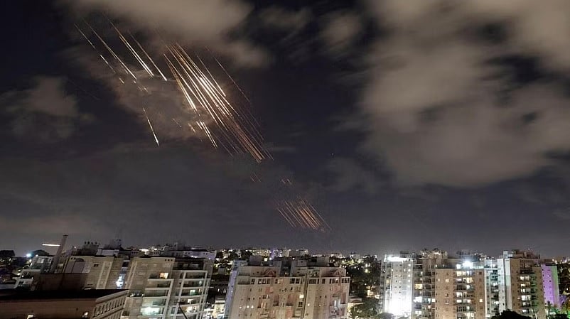 ಇಸ್ರೇಲ್ ಮೇಲೆ ಇರಾನ್ ದಾಳಿ: ಸಂಯಮ ಕಾಪಾಡಿಕೊಳ್ಳುವಂತೆ ಭಾರತ ಕರೆ