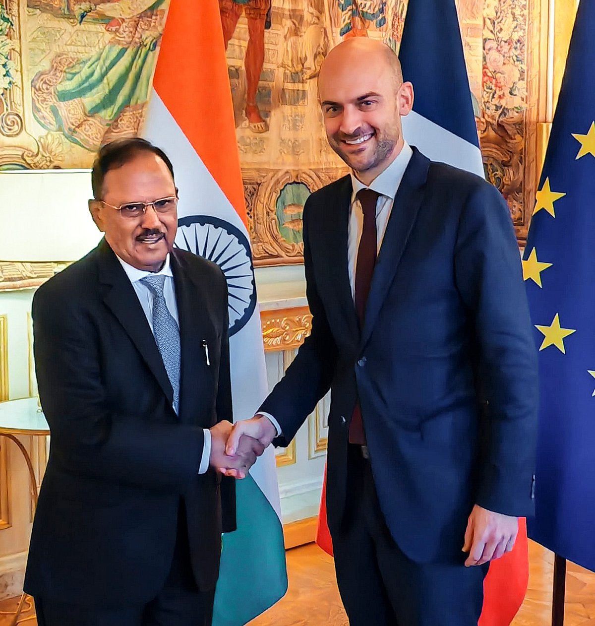 ಫ್ರಾನ್ಸ್ ವಿದೇಶಾಂಗ ಸಚಿವರ ಭೇಟಿ ಮಾಡಿದ ಡೊಭಾಲ್