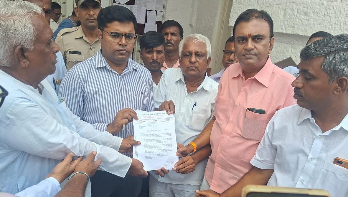 ವಿಮೆ ಹಣ ಜಮೆಗೆ ದ್ರಾಕ್ಷಿ ಬೆಳೆಗಾರರ ಆಗ್ರಹ