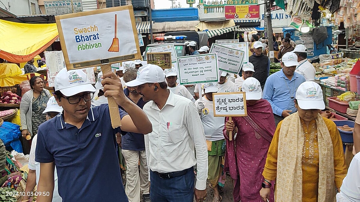 ಕೆ.ಆರ್. ಮಾರುಕಟ್ಟೆಯಲ್ಲಿ ಸ್ವಚ್ಛತಾ ಜಾಗೃತಿ