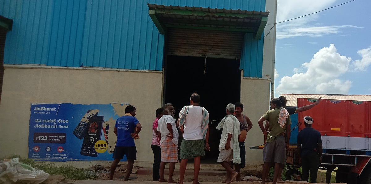 ನರಗುಂದ | ಚೀಲಗಳ ಕೊರತೆ, ಹೆಸರು ಖರೀದಿ ಸ್ಥಗಿತ: ಸಮಸ್ಯೆಗೆ ಸ್ಪಂದಿಸದ ಅಧಿಕಾರಿಗಳು