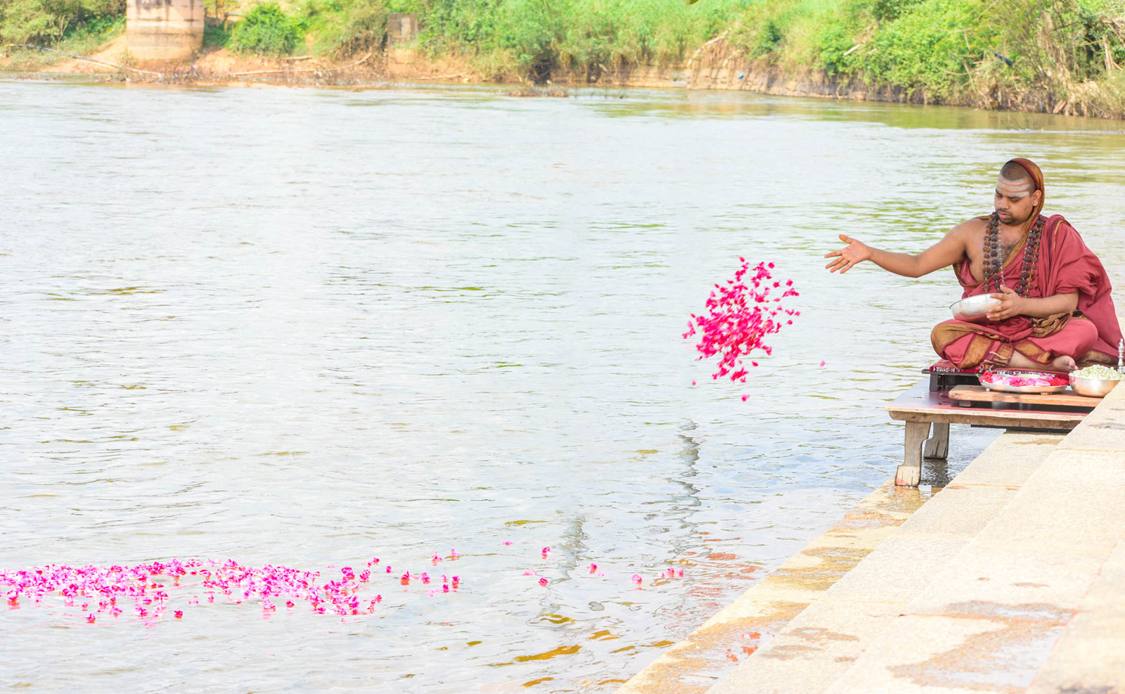ಶರನ್ನವರಾತ್ರಿ ಪ್ರಯುಕ್ತ ಮಠದ ಗುರುಗಳಾದ ವಿಧುಶೇಖರಭಾರತೀ ಸ್ವಾಮೀಜಿ ತುಂಗನದಿಗೆ ಗಂಗೆ ಪೂಜೆ ಮಾಡಿದರು