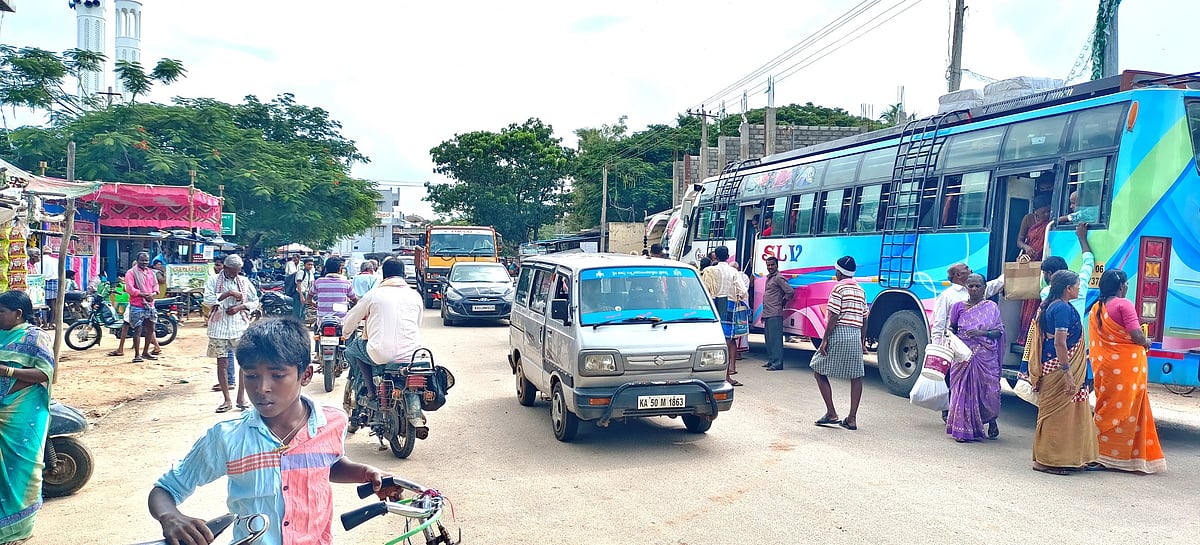 ಕೊಡಿಗೇನಹಳ್ಳಿ | ನಿರಂತರ ಒತ್ತುವರಿ: ಕುಸಿದ ರಸ್ತೆ ವಿಸ್ತೀರ್ಣ 