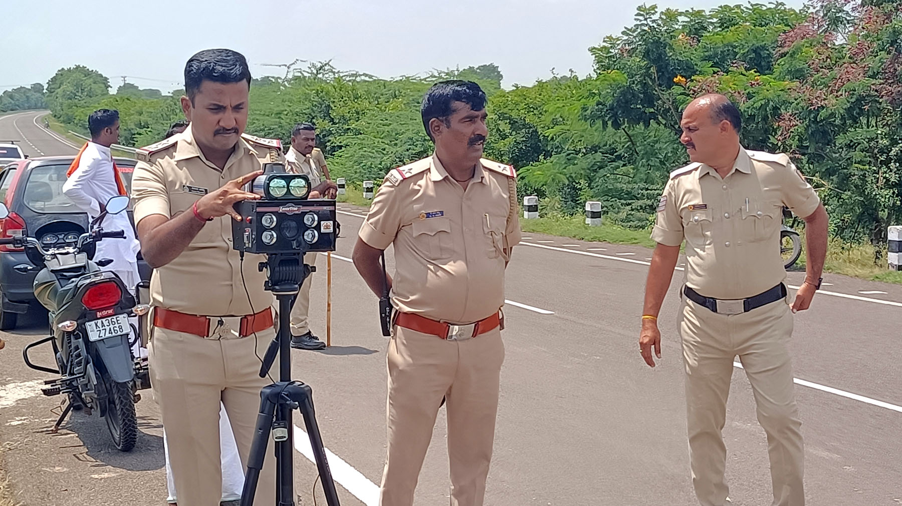 ಮುದ್ದೇಬಿಹಾಳ–ತಾಳಿಕೋಟೆ ರಸ್ತೆಯಲ್ಲಿ ವಾಹನಗಳ ವೇಗವನ್ನು ಸ್ಪೀಡ್ ರೇಡಾರ್ ಗನ್ ಮೂಲಕ ಅಳೆಯುವಲ್ಲಿ ನಿರತರಾಗಿದ್ದ ಪೊಲೀಸರು