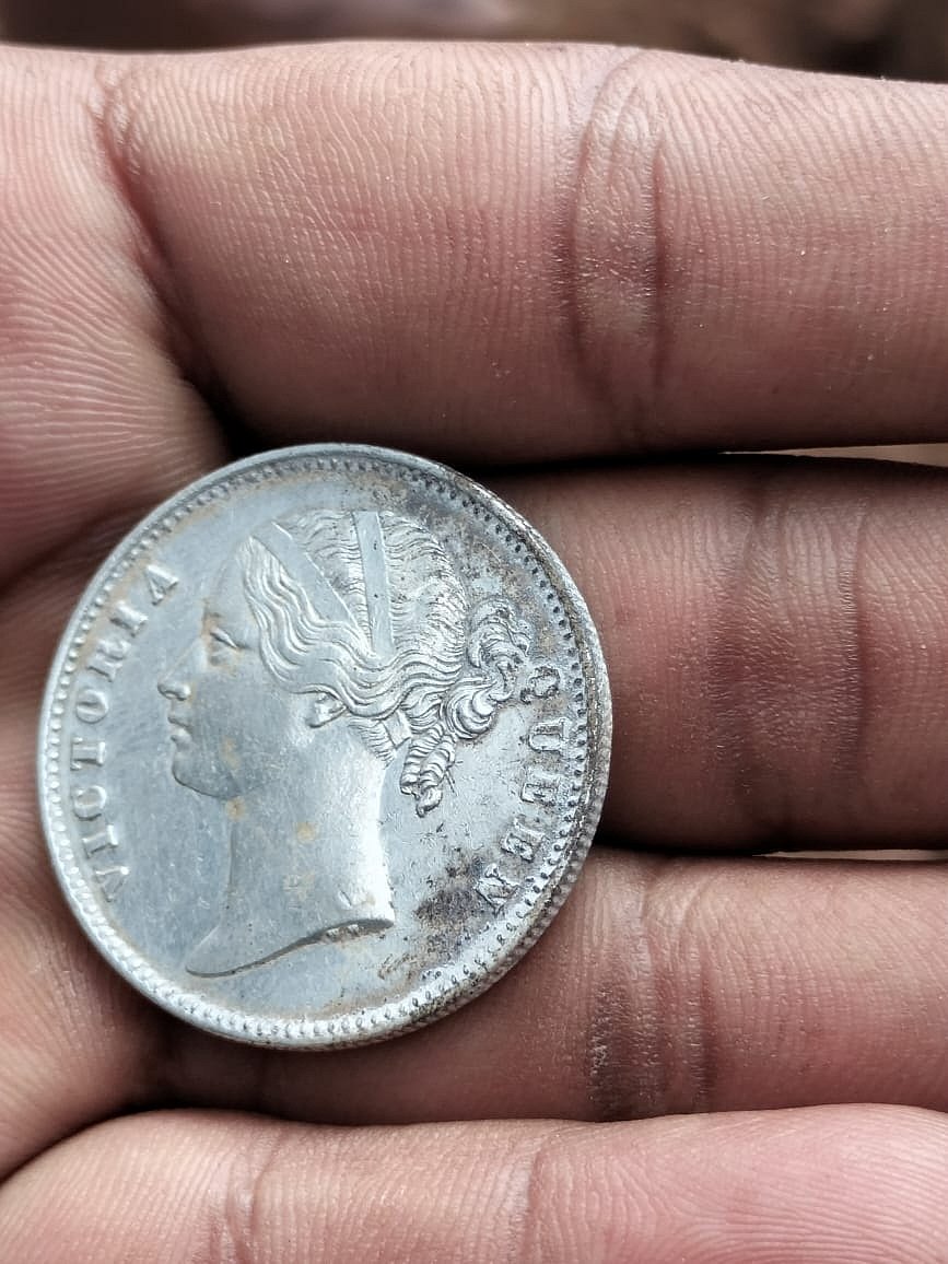 ನಂಜನಗೂಡು: ರಾಣಿ ಎಲಿಜಬೆತ್ ಚಿತ್ರವಿರುವ 29 ಬೆಳ್ಳಿ ನಾಣ್ಯ ಪತ್ತೆ