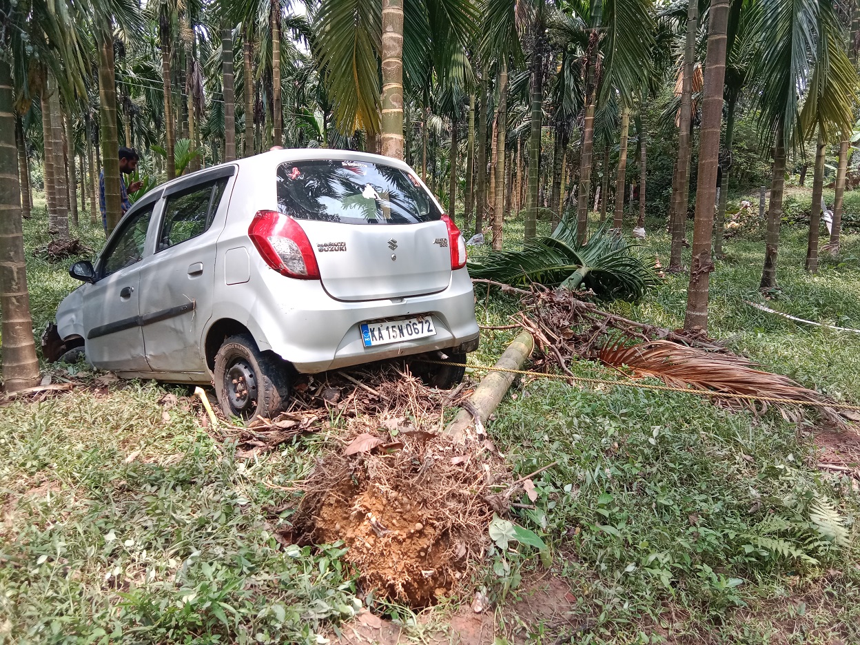 ಕಾಂತರಬೈಲು ಪ್ರಭಾಕರ್‌ ಅವರ ಕಾರು ಪ್ರವಾಹದಲ್ಲಿ ಕೊಚ್ಚಿ ಹೋಗಿ ಅಡಿಕೆ ತೋಟದಲ್ಲಿ ಸಿಲುಕಿರುವುದು. 