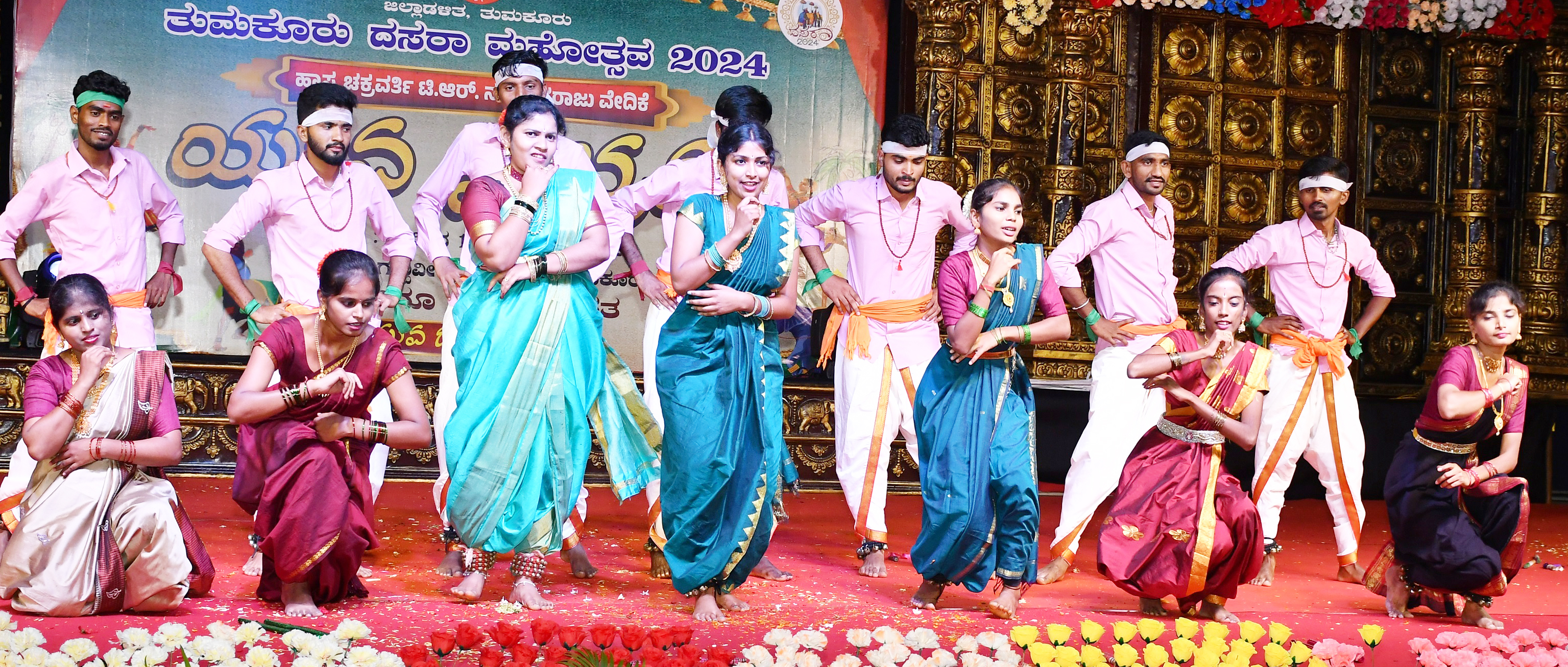 ತುಮಕೂರಿನಲ್ಲಿ ಭಾನುವಾರ ರಾತ್ರಿ ನಡೆದ ಯುವ ದಸರಾ ಕಾರ್ಯಕ್ರಮದಲ್ಲಿ ನೃತ್ಯ ಪ್ರದರ್ಶಿಸಲಾಯಿತು