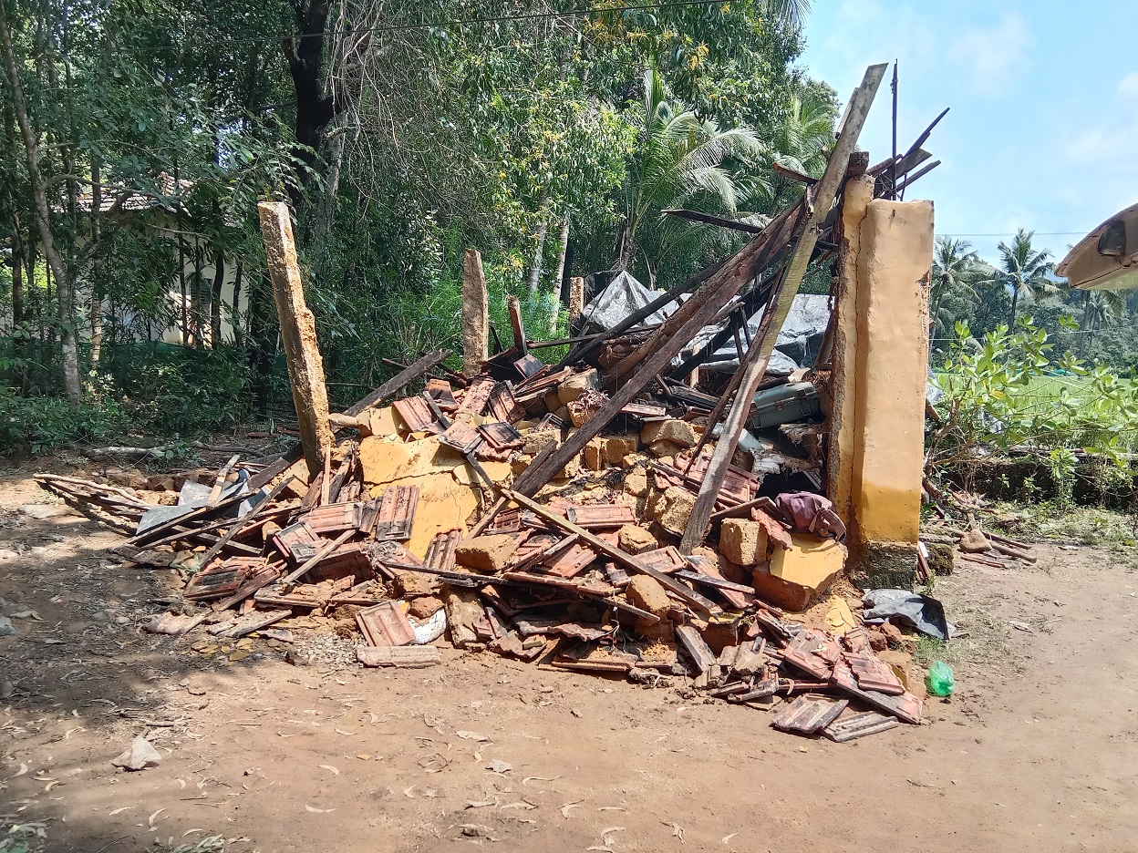 ಹೊಸಕಂಬ್ಲ ಕೃಷ್ಣ ಪೂಜಾರಿ ಅವರ ಮನೆಯ ದನದ ಕೊಟ್ಟಿಗೆ ಬಿದ್ದಿರುವುದು