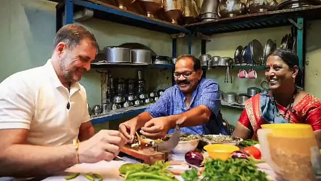 ದಲಿತರ ಮನೆಯಲ್ಲಿ ಅಡುಗೆ ಮಾಡಿ ಸವಿದ ರಾಹುಲ್ ಗಾಂಧಿ: ಅಸ್ಪೃಶ್ಯತೆ ಕುರಿತು ಚರ್ಚೆ