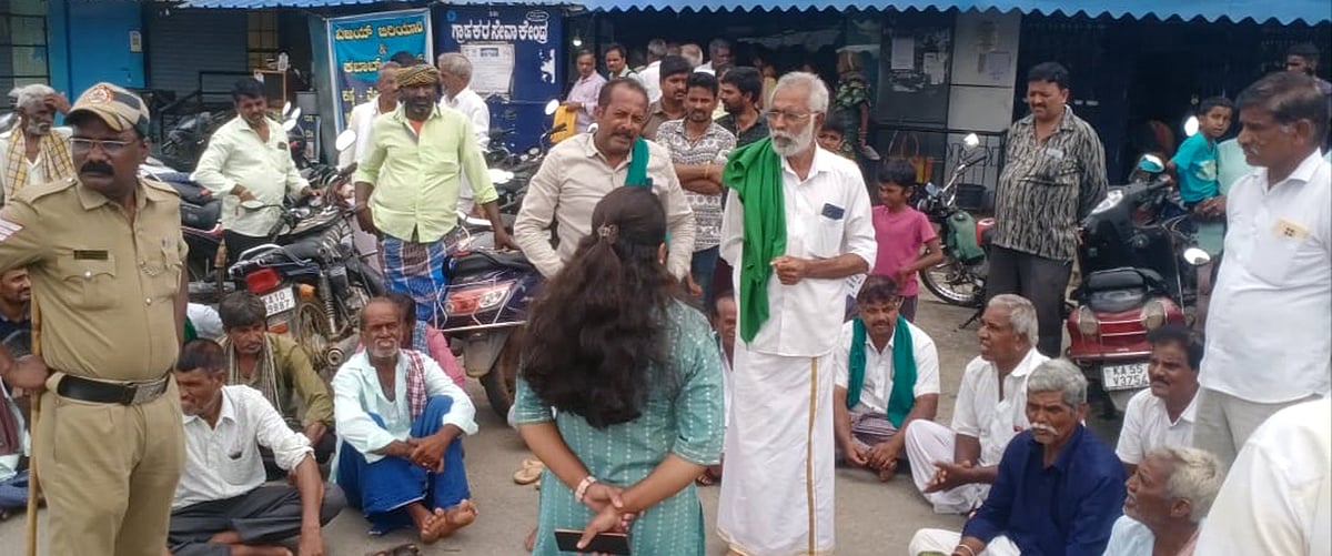 ನರೇಗಾ, ಪಿಎಂ ಕಿಸಾನ್ ಹಣ ‘ಹೋಲ್ಡ್’: ಬ್ಯಾಂಕ್ ಮುಂಭಾಗ ರೈತರ ಪ್ರತಿಭಟನೆ