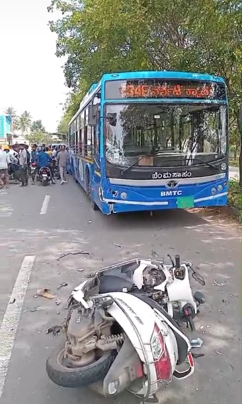 BMTC ಬಸ್, ಕಾರು, ಸ್ಕೂಟಿ ಡಿಕ್ಕಿ: 50 ಅಡಿ ದೂರಕ್ಕೆ ಮಹಿಳೆಯ ಎಳೆದೊಯ್ದ ಕಾರು