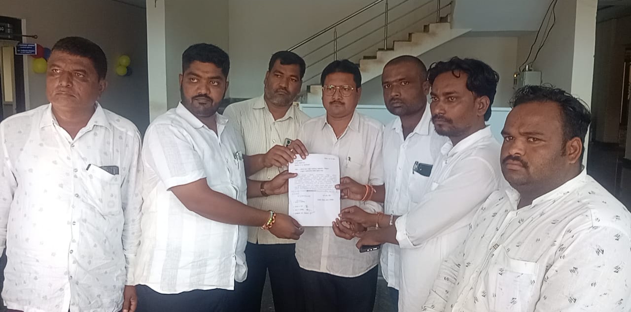 ಹಳಿಖೇಡ್ ಬಿ. ಪುರಸಭೆಯ ಬಿಜೆಪಿ ಸದಸ್ಯರು ಹಾಗೂ ಮುಖಂಡರಿಂದ ಅಧಿಕಾರಿಗೆ ಮನವಿ ಸಲ್ಲಿಸಿದರು