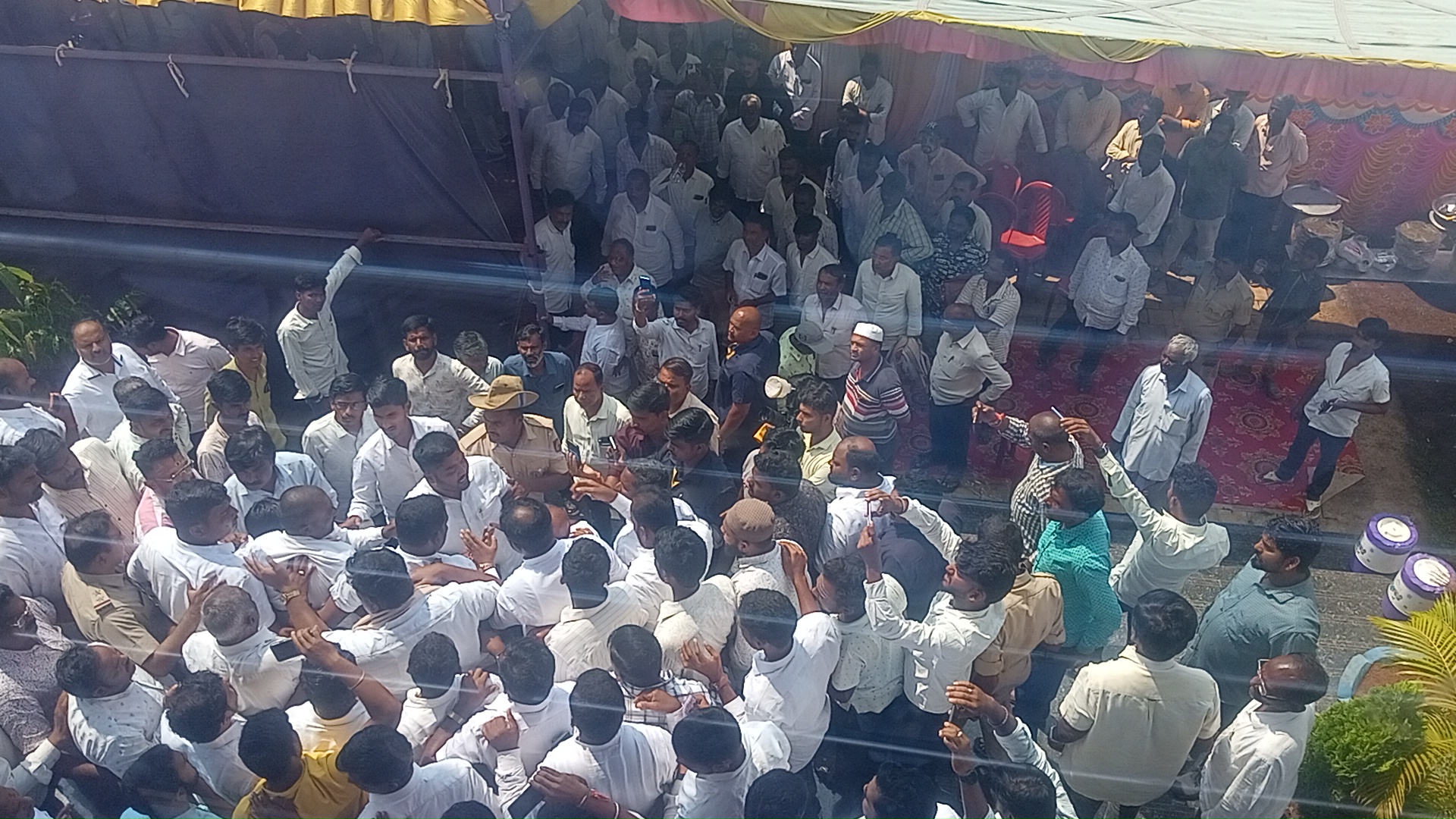 ಬಿಜೆಪಿ–ಕಾಂಗ್ರೆಸ್ ಕಾರ್ಯಕರ್ತರ ನಡುವೆ ಮಾತಿನ ಚಕಮಕಿ ನಡೆದು ನೂಕುನುಗ್ಗಲು ಉಂಟಾಯಿತು
