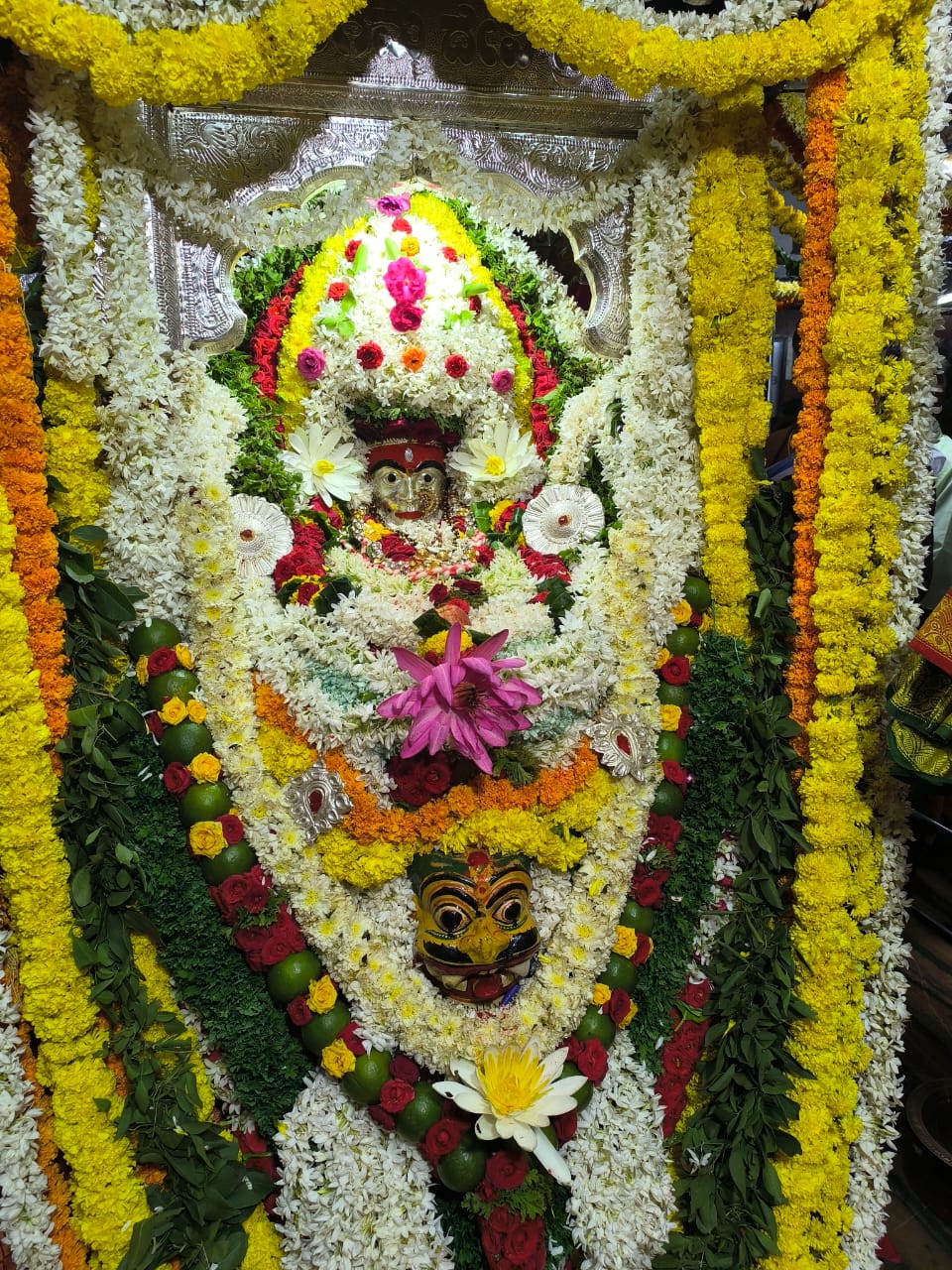 ಹುಲಿಗೆಮ್ಮ ದೇವಿ ದೇವಸ್ಥಾನದಲ್ಲಿ ದಸರಾ ಮಹೋತ್ಸವದ ಅಂಗವಾಗಿ ಸೋಮವಾರ ದೇವಿಗೆ ಶಾರ್ದೂಲ (ಹುಲಿ)ವಾಹನ ಅಲಂಕಾರ ನಡೆಯಿತು