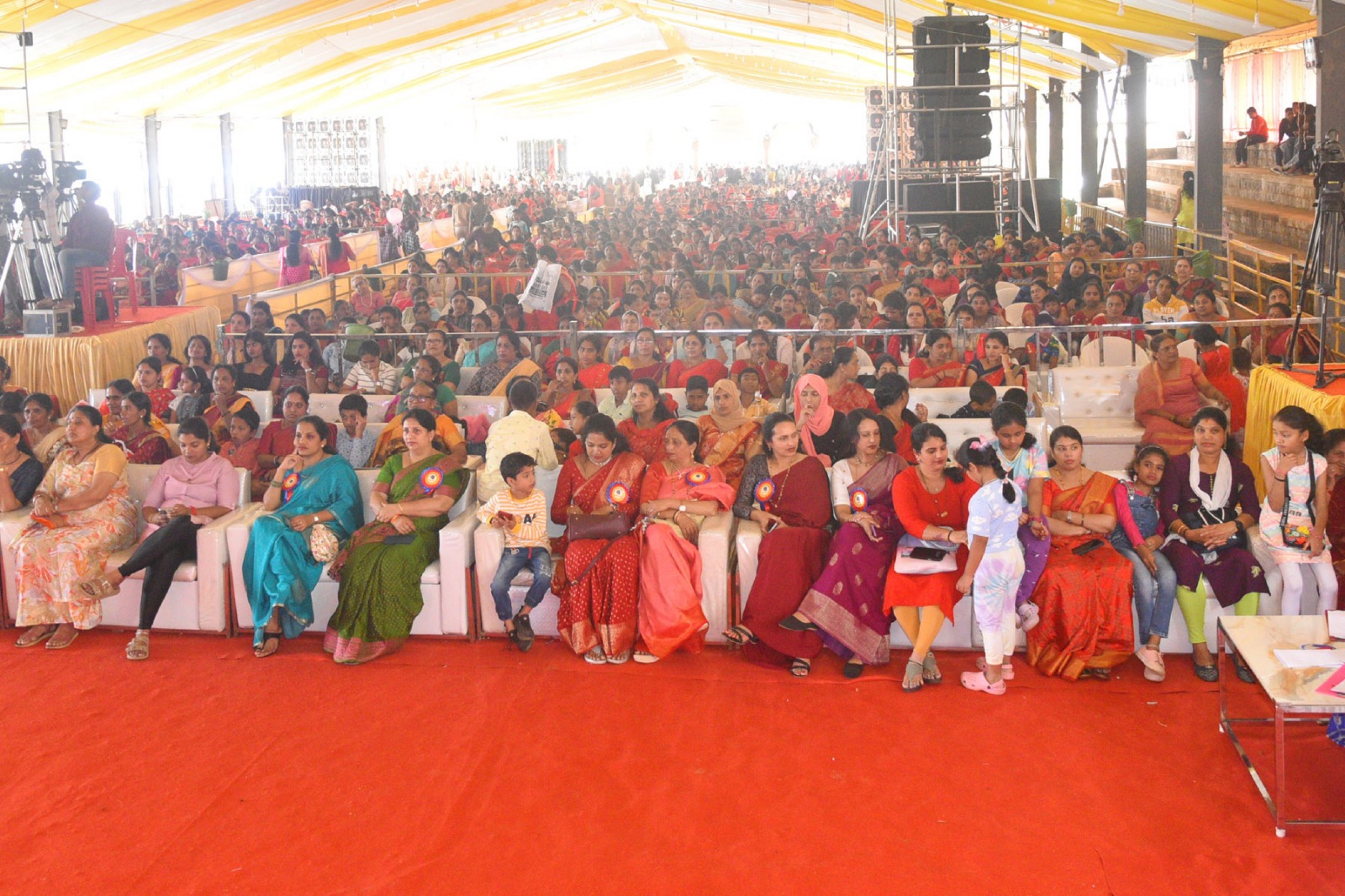 ಮಡಿಕೇರಿಯಲ್ಲಿ ಮಂಗಳವಾರ ನಡೆದ ಮಹಿಳಾ ದಸರೆಯಲ್ಲಿ ಅಪಾರ ಸಂಖ್ಯೆಯಲ್ಲಿ ಪ್ರೇಕ್ಷಕರು ಸೇರಿದ್ದರು