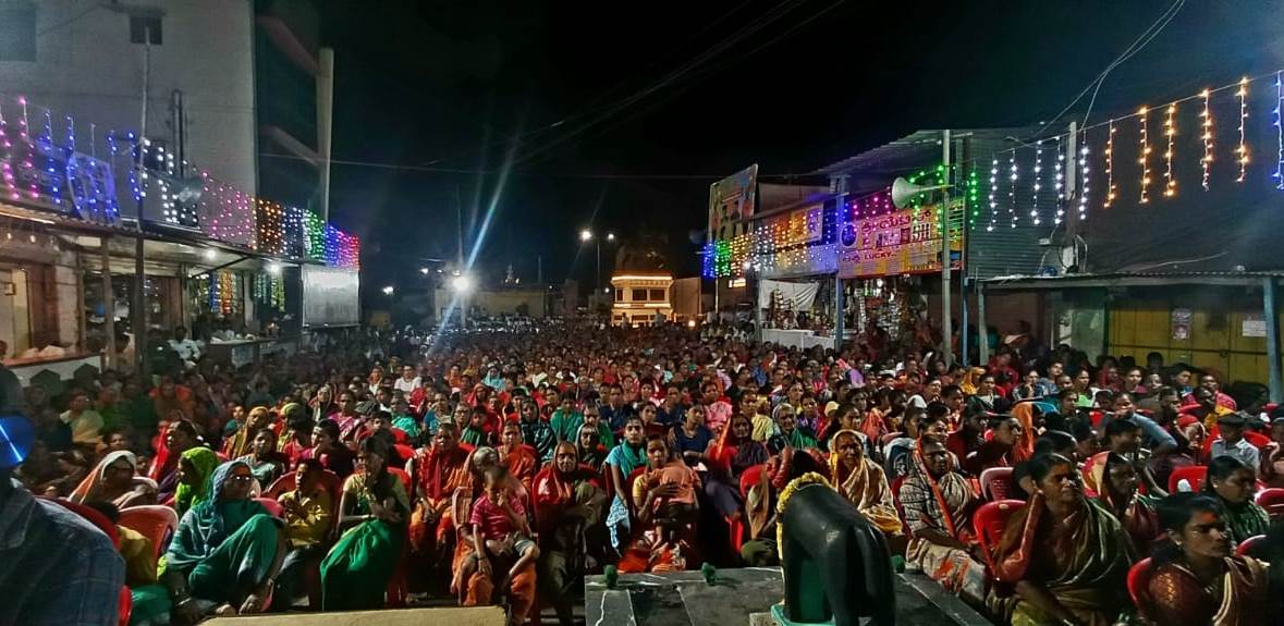 ಮೂಡಲಗಿ ತಾಲ್ಲೂಕಿನ ಕಲ್ಲೋಳಿಯಲ್ಲಿ ನವಾರಾತ್ರಿ ಉತ್ಸವದ 6ನೇ ದಿನದ ಪ್ರವಚನ ಕಾರ್ಯಕ್ರಮದಲ್ಲಿ ಸೇರಿದ ಜನರ ನೋಟ 